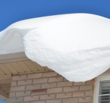 Schnee auf einem Dach 